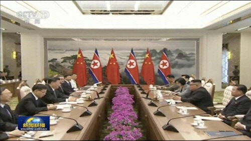 정상회담하는 김정은 위원장과 시진핑 주석[CCTV 캡처]